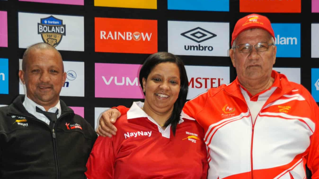 Foto: Doppies Coetzee (heel regs) met sy seun, Joinel (heel links), Wesbank voorsitter, en sy dogter, Sharonay Solomons (néé Coetzee) in die middel. Foto verskaf.