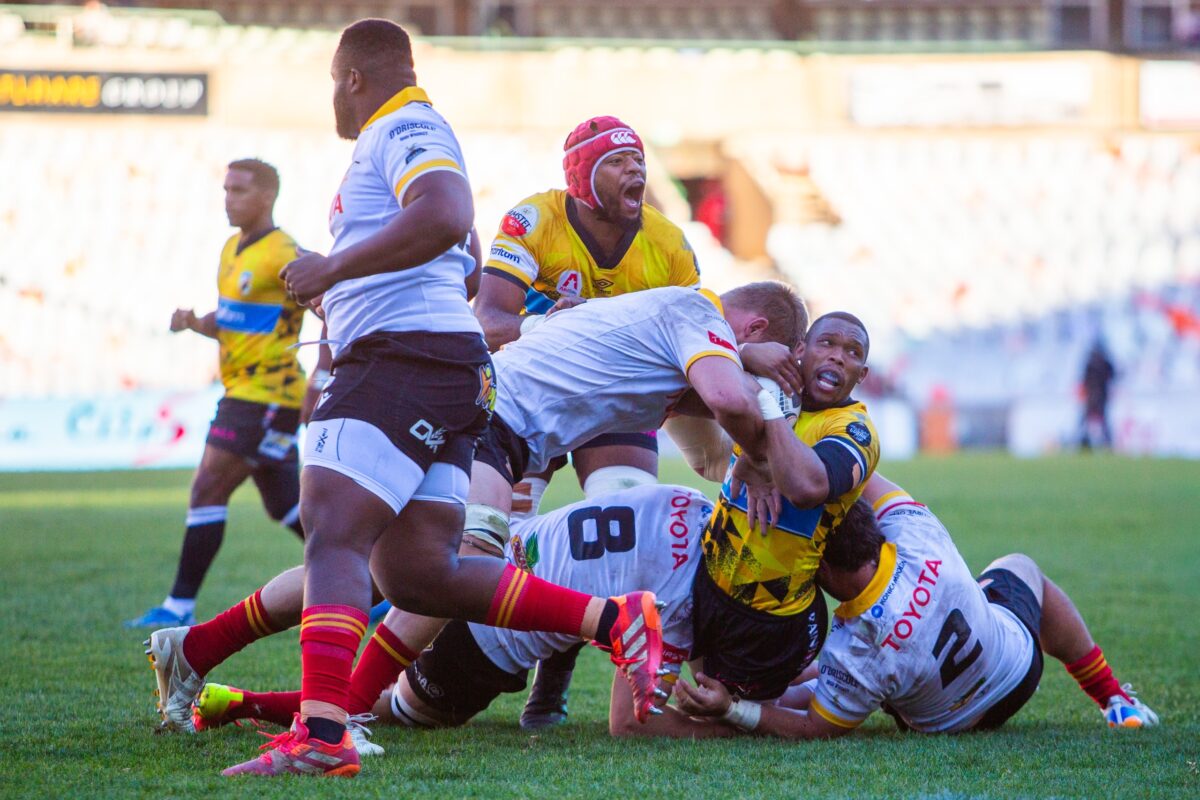 Caption: Lunathi Nxele (with ball) and Sibusiso Sangweni of the Sanlam Boland Kavaliers against the Toyota Cheetahs in Bloemfontein on Sunday, 23 August. Photo credit: Morgan Piek